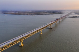 Đóng 264 cọc thép khổng lồ sâu 122m xuống lòng sông, xây dựng 'công trình thế kỷ' có nền móng sâu nhất thế giới