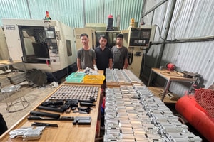 Khám xét xưởng cơ khí, thu giữ khẩn cấp 178 thân súng, 113 hộp tiếp đạn, 300 phôi hợp kim nhôm cùng nhiều linh kiện
