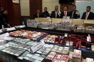 Khám xét khẩn cấp, tịch thu 6 két sắt, 127 sổ đỏ, 337 tỷ tiền mặt, 9 xe sang của 2 quan chức Sở Cấp nước Malaysia