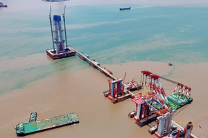 ‘Siêu cầu’ có trụ cao ngang toà nhà 100 tầng giữa biển khơi, tương lai lập kỷ lục thế giới