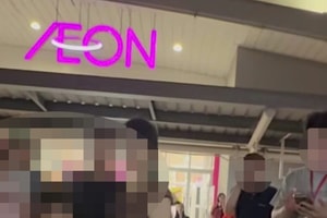Công an vào cuộc vụ người phụ nữ cùng con nhỏ bị 2 thanh niên chặn kiểm tra tài sản ở Aeon Mall Long Biên