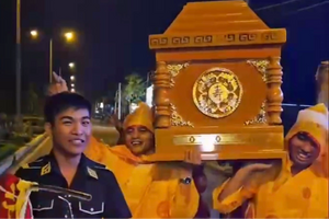 Bắt nhóm người khiêng quan tài chứa người sống diễu hành trên phố trong tiệc sinh nhật