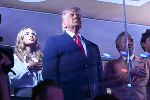 Ông Trump bị đám đông la ó dữ dội khi đi xem bóng rổ, chuyện gì đây?