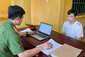 Tống đạt quyết định khởi tố cựu Giám đốc 'tặng vàng' cho khách hàng