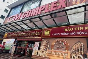 Cảnh tượng lạ xảy ra tại các cửa hàng vàng trong bối cảnh giá vàng chạm đáy nhiều tháng