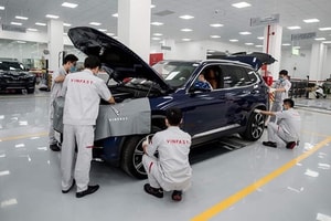 Chạy 15.000 km, chủ VinFast VF 6 mang xe đi bảo dưỡng, thấy hóa đơn phải thốt lên một câu