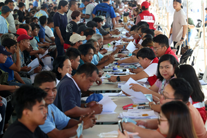 Mất giờ làm, thu nhập giảm vì cú sốc giá dầu: 1,4 triệu người Philippines phải tìm việc làm thêm