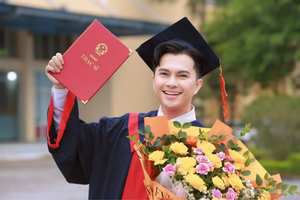 Nam ca sĩ Việt được tìm kiếm nhiều nhất lúc này: Sở hữu 3 bằng đại học, nổi tiếng suốt 2 thập kỷ, hôn nhân viên mãn bên vợ kém 8 tuổi