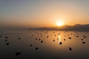 Bí ẩn lớn: Eo biển Hormuz đang 'rò rỉ' dầu qua những chuyến tàu ma?