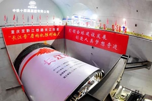 Đưa máy đào hầm TBM nặng 4.000 tấn xuống độ sâu 90m, đào liên tục 11km dưới lòng sông để mở đường cho siêu dự án đường sắt cao tốc 350km/h