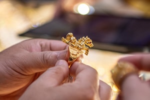 Giá vàng tăng sốc 9 triệu đồng chỉ sau một ngày, chuyên gia dự báo kịch bản khiến nhiều người bất ngờ