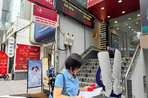 Người phụ nữ 53 tuổi kể chuyện quyết định rút tiền tiết kiệm vào bắt đáy vàng sau nhiều tháng chờ đợi