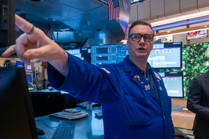 Ông Trump tuyên bố đạt thỏa thuận với Iran: Dow Jones tăng hơn 900 điểm, giá dầu lao dốc