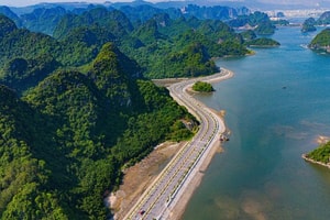 Tuyến đường ven biển đẹp nhất Việt Nam: Xuyên núi, ôm biển và kết nối 2 vịnh di sản