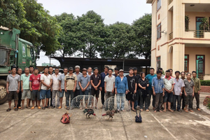 Đột kích một ngôi nhà, bắt ‘nóng’ 31 đối tượng từ 19-69 tuổi, tịch thu 58 triệu tiền mặt, 3 ô tô, 27 xe máy, hơn 30 điện thoại cùng nhiều tài liệu, vật chứng
