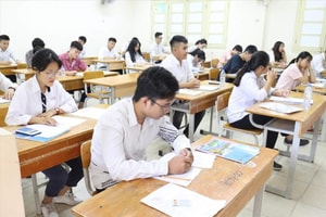 Kỷ luật 3 cán bộ coi thi vụ giám thị bị tố 'hỗ trợ thí sinh' xem bài