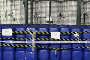 Đột kích kho hàng, phát hiện và thu giữ khẩn cấp 50 tấn hóa chất, đủ để sản xuất hơn 1 tỷ viên ma túy tổng hợp