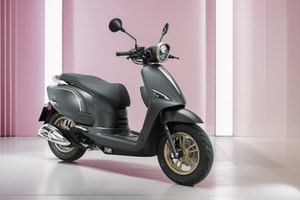 Xe ga 125cc vừa ra mắt chắc chắn được lòng khách nữ: Trang bị 'ăn đứt' Honda Vision, tiêu hao 2,2 lít/100 km, giá 'mềm như bún'