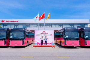 Hãng xe Việt Kim Long Motor bàn giao lô xe giường nằm cao cấp cho doanh nghiệp vận tải có tiếng tại miền Trung