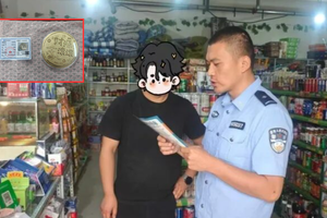 Vừa nhận được huy hiệu bằng 'vàng nguyên chất', ông chủ tiệm tạp hóa lập tức làm một việc, cơ quan công an khẩn trương cử người xuống xử lý