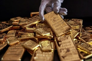 Goldman Sachs hạ dự báo giá vàng thêm 500 USD/ounce