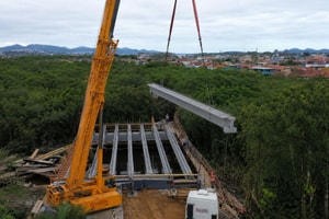 Huy động cần cẩu khổng lồ lắp 72 dầm bê tông đúc sẵn để xây cầu bắc qua sông, vốn đầu tư hơn 224 tỷ đồng
