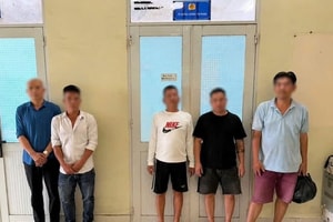 Kiểm tra hành chính một quán cà phê, bắt khẩn cấp 2 người, tịch thu 6.000.000 đồng