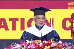 Hiệu trưởng trường đại học bị chỉ trích dữ dội, phải xin nghỉ 2 tháng không lương vì bài phát biểu trong lễ tốt nghiệp
