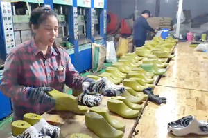 Phát hiện, tịch thu 10.000 đôi dép trị giá 500 triệu đồng, một Giám đốc SN 1976 bị khởi tố