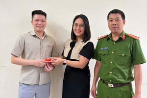 Phát hiện hộp màu đỏ nằm lăn lóc trước cửa siêu thị, chị Loan SN 1992 kiểm tra rồi lập tức trình báo công an