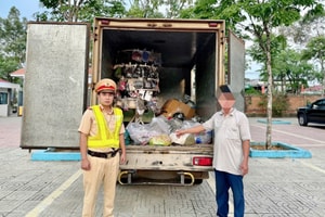 Nhận tin tố giác một xe tải có dấu hiệu bất thường, công an lập tức xác minh, phát hiện 500 sản phẩm không rõ nguồn gốc