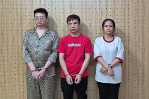 Đột kích một căn nhà, Công an TP phát hiện 42 người Trung Quốc, tịch thu 132 điện thoại, 77 máy tính bảng, 7 máy tính xách tay cùng nhiều dữ liệu điện tử quan trọng