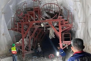 Sập hầm đường sắt xuyên núi đang thi công, 2 công nhân không qua khỏi
