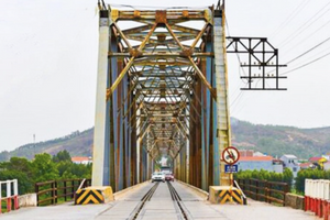 Chỉ vài tháng nữa, chính thức hoàn thành cây cầu thay thế cầu duy nhất Việt Nam có đường sắt chung đường bộ