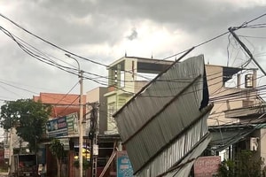 Mưa giông, gió mạnh làm tốc mái nhà dân, thổi bay biển quảng cáo ở Phú Thọ