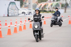 Mẫu xe điện VinFast được Gen Z đổ xô trải nghiệm: Giá chỉ hơn 13 triệu, tăng tốc không giật, lái siêu an toàn khiến phụ huynh khó từ chối