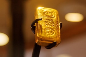 Vàng thủng mốc 4.000 USD