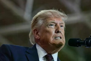 Tổng thống Mỹ Trump nổi giận vì giá xăng giảm chậm hơn giá dầu