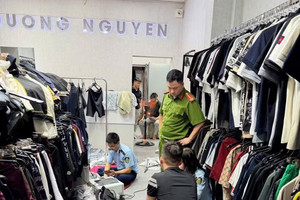 Kiểm tra đột xuất một cửa hàng thời trang tại Hưng Yên, thu giữ nhiều tang vật