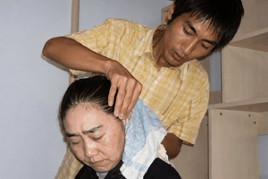 Nam sinh 18 năm trước từng cõng mẹ đến nhập học Đại học, quyết từ chối lương 2,1 tỷ để về quê nơi vùng cao, hiện làm công việc gì?