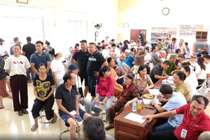 Từ sáng sớm, người dân đã ngồi chật kín hội trường để nhận bồi thường hàng tỷ đồng tại dự án của Vingroup