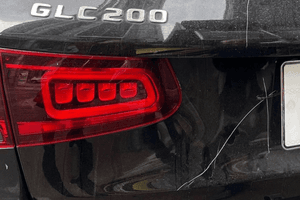 Truy tố người phụ nữ đập gương, cào xước xe Mercedes-Benz GLC200 đỗ trước một trung tâm tiếng Anh