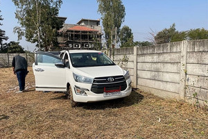 Chiếc Toyota Innova ở khu đất trống gần căn biệt thự trắng, bên trong chứa hơn 52kg vàng trị giá hơn 206 tỷ cùng 30 tỷ tiền mặt