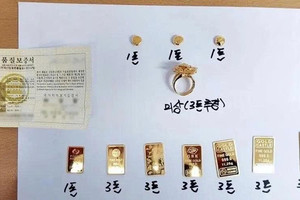 Bảo vệ 70 tuổi phát hiện nồi cơm điện chứa hơn 33 chỉ vàng ở bãi rác, cảnh sát lập tức kiểm tra camera