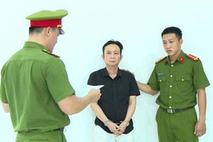 Thi hành lệnh bắt tạm giam với ‘cán bộ công an' Nguyễn Thế Vinh, 49 tuổi