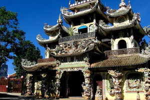 Ngôi chùa duy nhất Việt Nam được xây từ hàng triệu mảnh 've chai', rộng hơn 6.600m², xác lập 12 kỷ lục