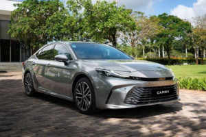 Toyota Camry đột ngột khai tử bản máy xăng, chỉ còn duy nhất bản hybrid cao cấp, giá khởi điểm đội lên 1,46 tỷ đồng