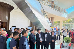 Đại tướng Phan Văn Giang tham quan các sản phẩm thép công nghệ cao của Hòa Phát