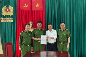 Vừa hoàn thành giao dịch chuyển khoản 499.999.999 đồng, ông Trần Chí Thành vội trình báo công an