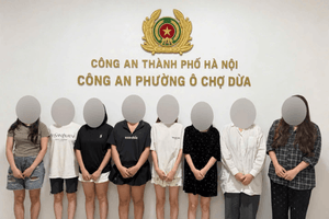Khám xét khẩn cấp 1 ngôi nhà, tịch thu 189 'phỉnh', 15 bình kim loại, bắt quả tang 8 đối tượng đang ngồi trên 2 chiếu